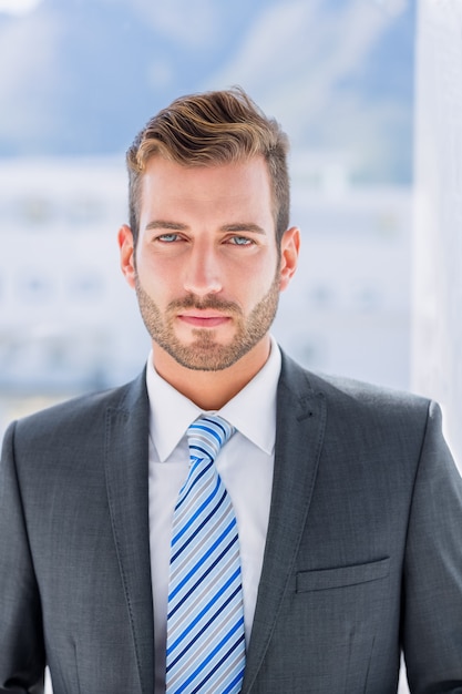 Portrait d&#39;un beau jeune homme d&#39;affaires