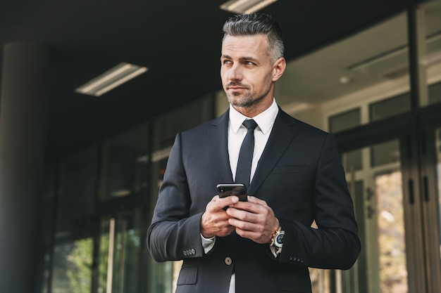 Portrait d'un beau jeune homme d'affaires