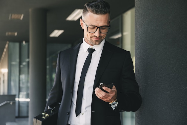 Portrait d'un beau jeune homme d'affaires