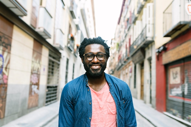 Portrait d'un beau jeune homme africain dans la rue.