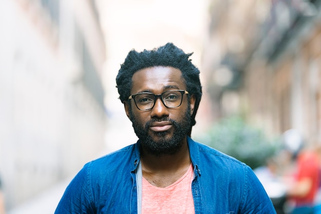 Portrait d'un beau jeune homme africain dans la rue.