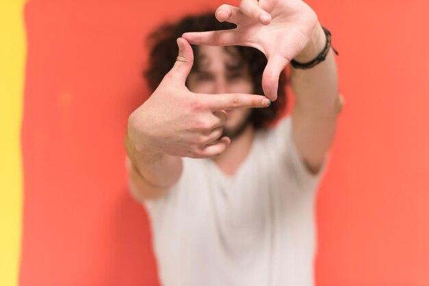 Portrait d'un beau jeune homme aux cheveux drôles sur fond de couleur avec fond exprimant différentes émotions