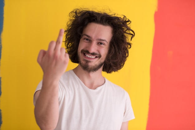 Portrait d'un beau jeune homme aux cheveux drôles sur fond de couleur avec fond exprimant différentes émotions