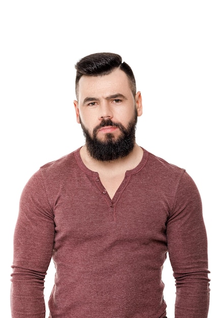 Portrait de beau jeune homme barbu sérieux isolé sur fond blanc