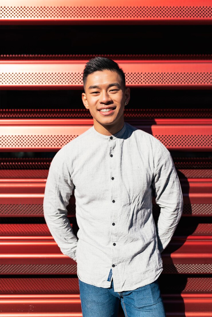 Photo portrait de beau jeune homme chinois dans la rue.