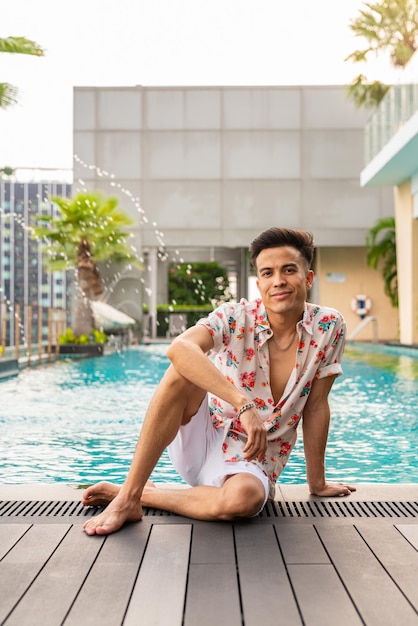 Portrait d'un beau jeune homme cool profitant de l'été