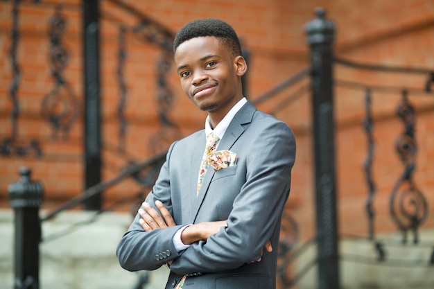 Portrait d'un beau jeune homme en costume