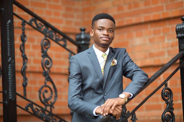 Portrait d'un beau jeune homme en costume