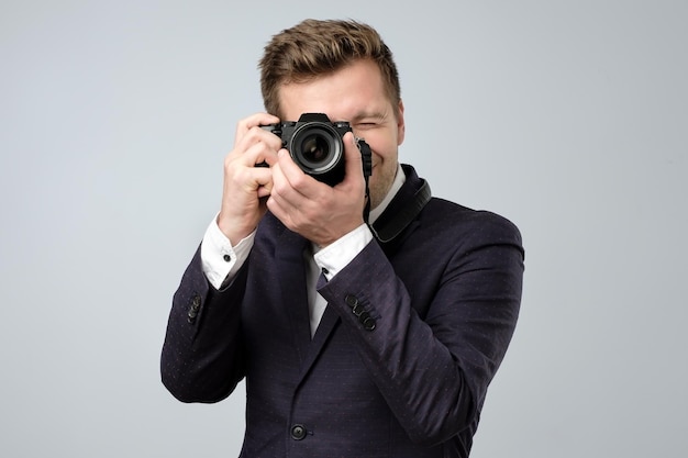 Portrait d'un beau jeune homme en costume