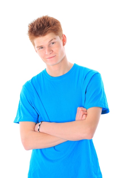 Portrait de beau jeune homme dans des vêtements décontractés debout sur fond blanc