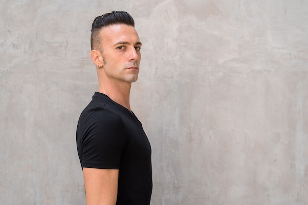 Portrait de beau jeune homme avec dégagement portant un t-shirt noir