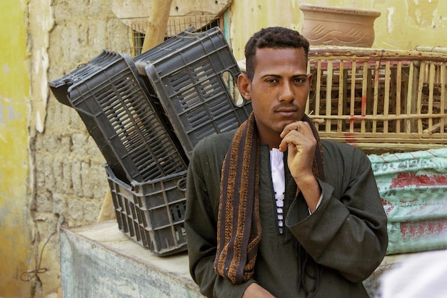 Portrait d'un beau jeune homme égyptien dans la rue. Egypte