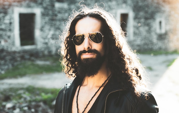 Portrait d'un beau jeune homme élégant avec des lunettes de soleil Aviator