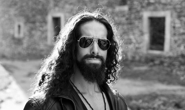 Portrait d'un beau jeune homme élégant avec des lunettes de soleil Aviator