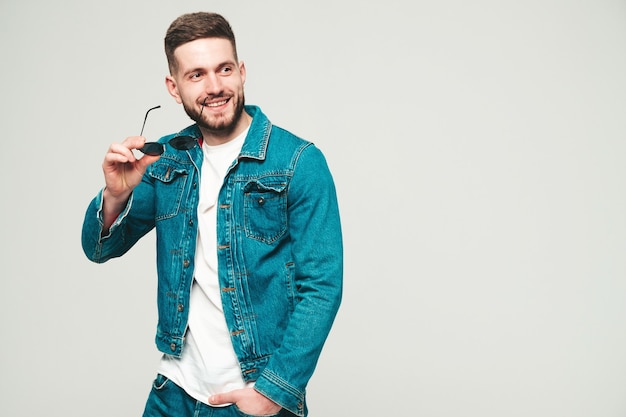 Portrait de beau jeune homme élégant souriant