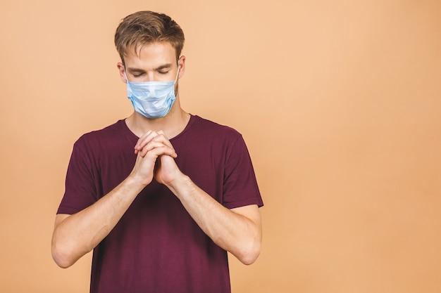 Portrait de beau jeune homme étonné avec masque médical chirurgical