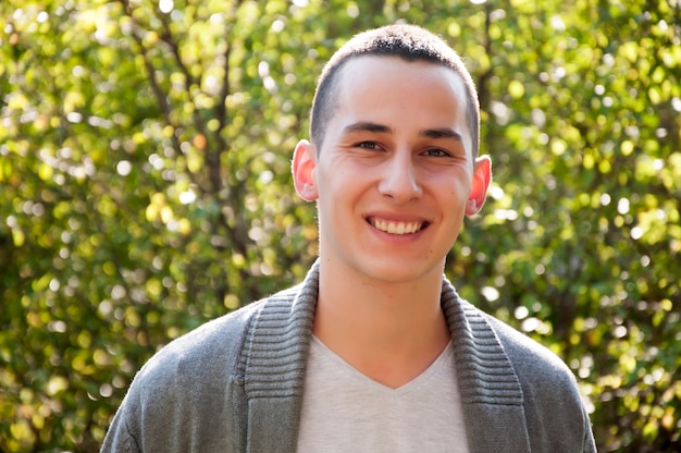 Portrait de beau jeune homme à l&#39;extérieur dans le parc public