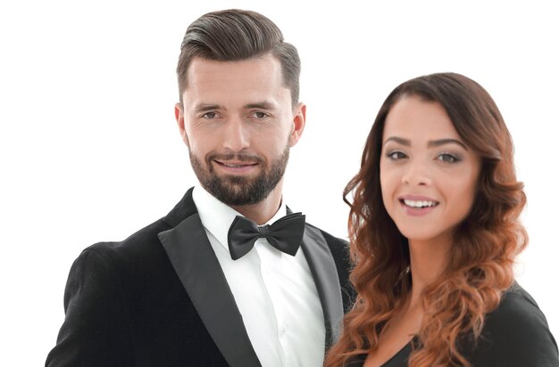 Portrait d'un beau jeune homme et femme vêtue de vêtements classiques tourné en studio sur fond blanc