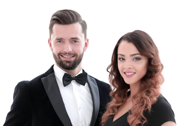 Portrait d'un beau jeune homme et femme vêtue de vêtements classiques tourné en studio sur fond blanc