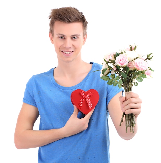 Portrait de beau jeune homme avec des fleurs et des cadeaux, isolé sur blanc