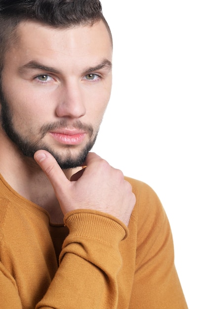 Portrait de beau jeune homme sur fond blanc