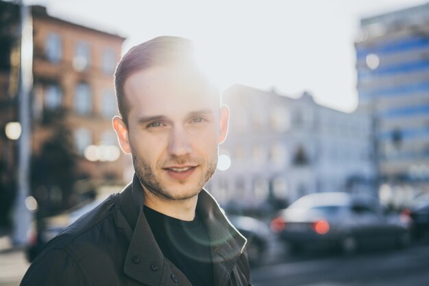 Portrait d&#39;un beau jeune homme, gros plan, dans la rue.