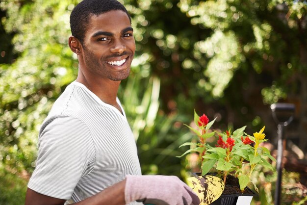 Photo portrait d'un beau jeune homme jardinage