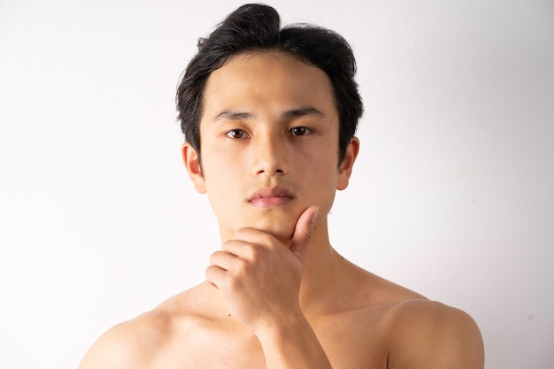 Portrait de beau jeune homme avec des muscles et une peau propres