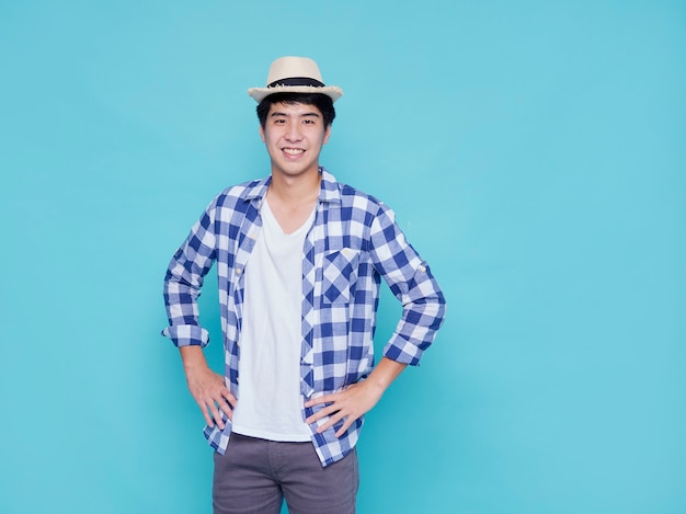 Portrait de beau jeune homme posant sur un mur de couleur