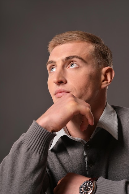 Portrait de beau jeune homme posant en studio