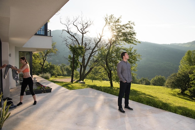 portrait d'un beau jeune homme qui a réussi devant sa villa de luxe