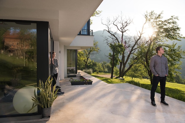 portrait d'un beau jeune homme qui a réussi devant sa villa de luxe