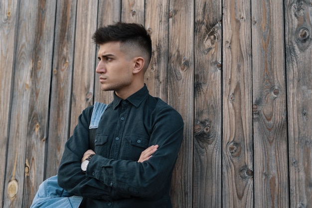 Portrait d'un beau jeune homme avec sac à dos