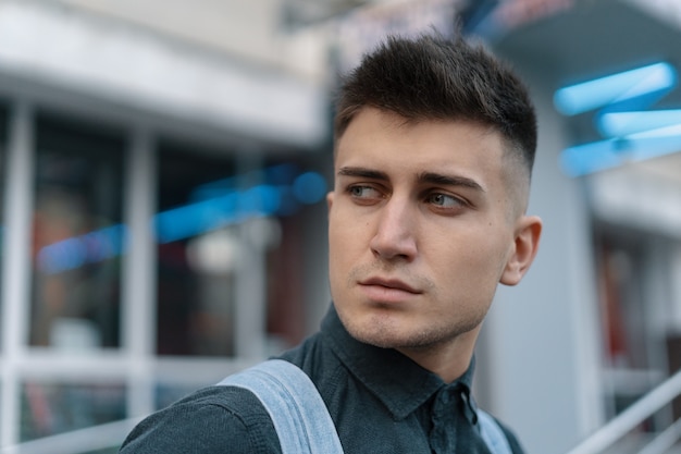 Portrait d'un beau jeune homme avec sac à dos