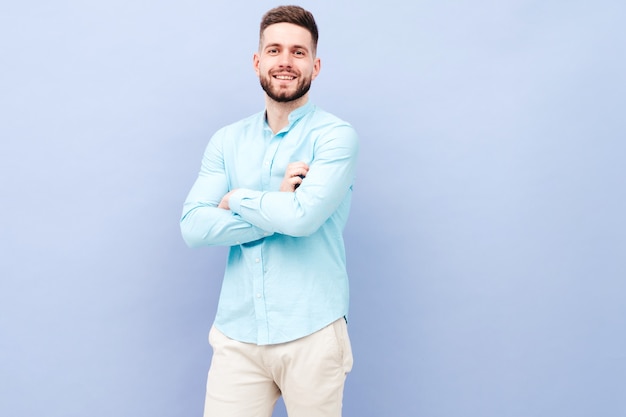 Portrait de beau jeune homme souriant portant une chemise et un pantalon décontractés