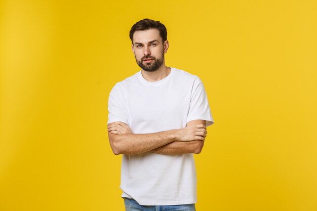 Portrait d'un beau jeune homme souriant