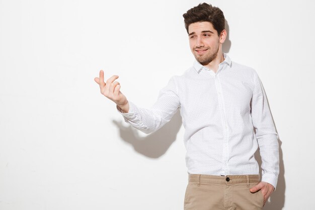 Portrait d'un beau jeune homme vêtu d'une chemise