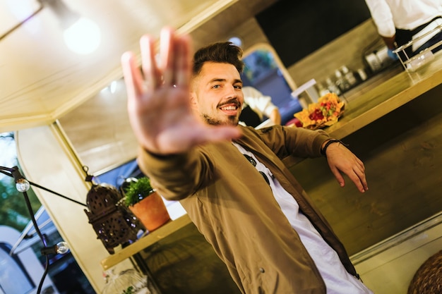 Portrait De Beau Jeune Homme Visitant Manger Marché Dans La Rue.