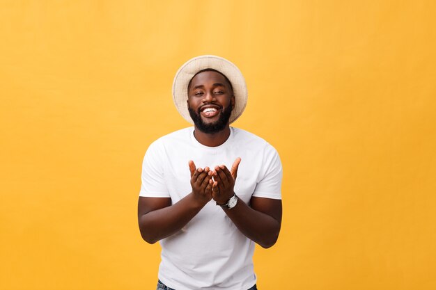 Portrait de beau jeune mec africain souriant en t-shirt blanc