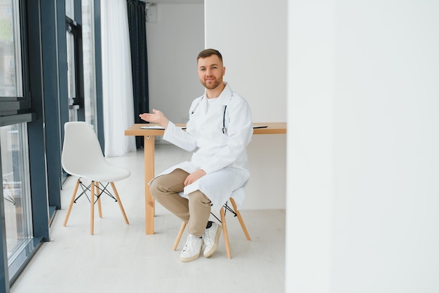 Portrait d'un beau jeune médecin