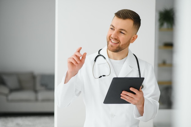 Portrait d'un beau jeune médecin