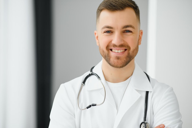 Portrait d'un beau jeune médecin