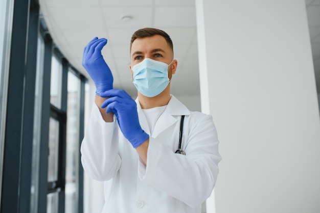 Portrait d'un beau jeune médecin