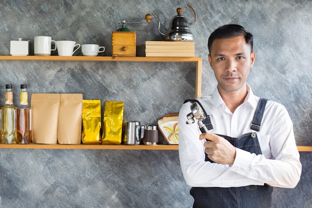 Portrait, beau, joyeux, barista, sourire, debout, café