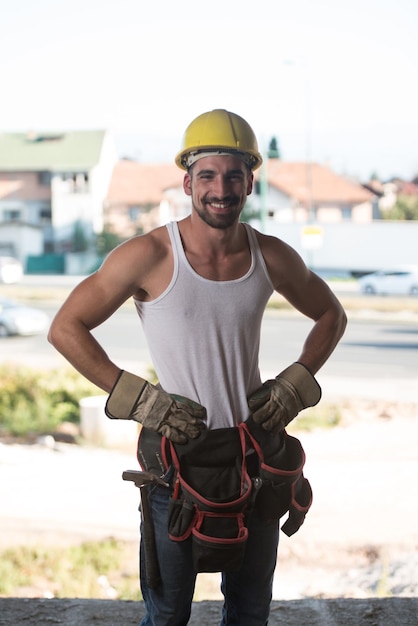 Portrait de beau mâle ingénieur architecte avec casque jaune