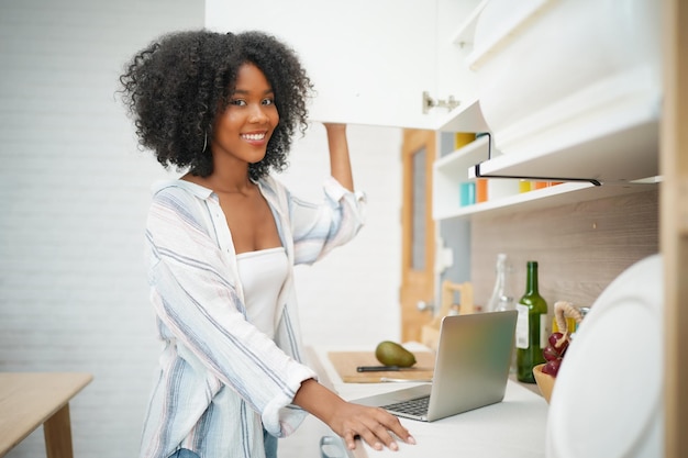 Portrait d'un beau mannequin féminin aux cheveux bouclés à la maison