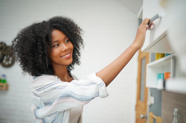 Portrait d'un beau mannequin féminin aux cheveux bouclés à la maison