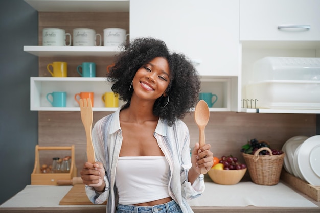 Portrait d'un beau mannequin féminin aux cheveux bouclés à la maison