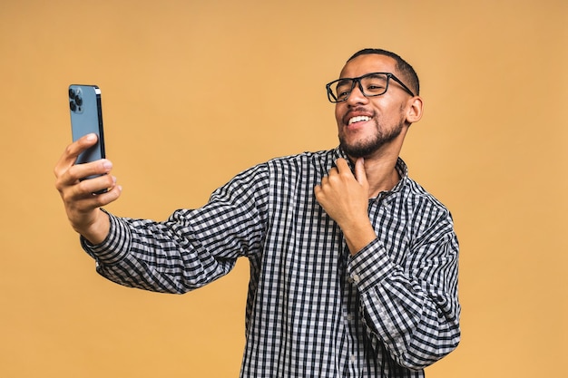 Portrait de beau mec afro-américain sérieux pensant excité envoyant et recevant des messages