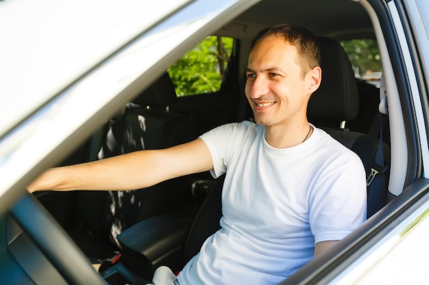 Portrait d&#39;un beau mec au volant de sa voiture